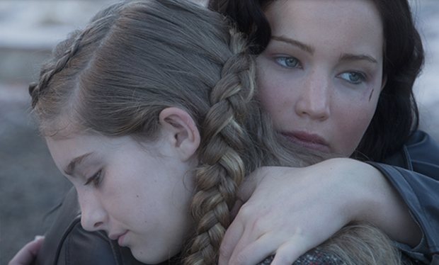 Katniss_hugs_Prim_in_new_still_from_The_Hunger_Games__Catching_Fire